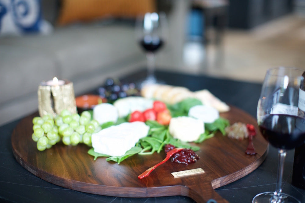 Dutchdeluxes XL - Round bread board - Walnut wood - Sustainable - Luxury - 60 cm