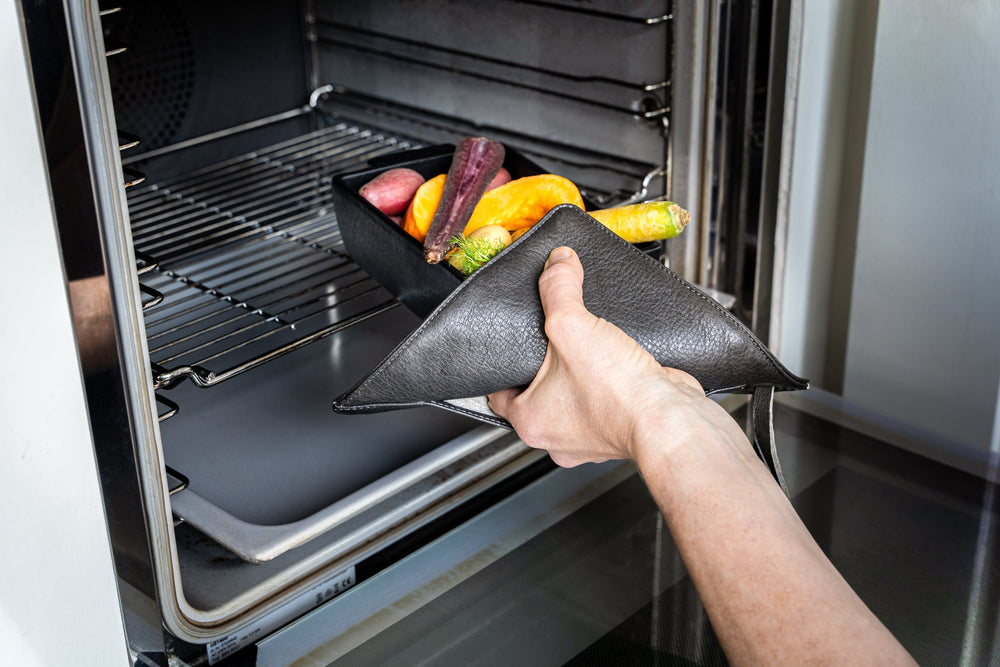 Dutchdeluxes - Leather - Handcrafted - Pot holder - 1 Piece - Heat resistant up to 240°C - Dark gray