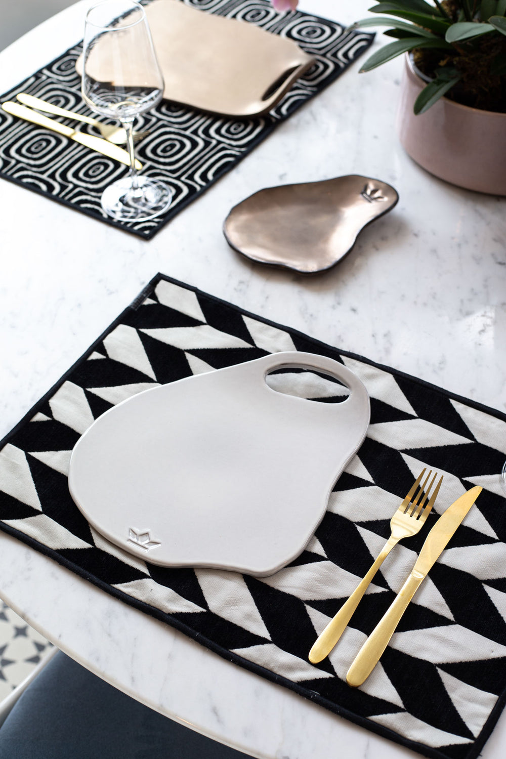 Dutchdeluxes - Ceramic - High-quality - Appetizer plate - With spoon rest - 1 piece - Platinum matte