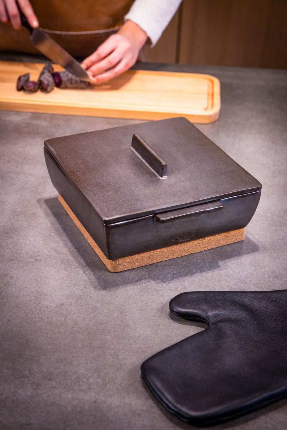 Dutchdeluxes - Handmade - Ceramic - Casserole - With lid - Includes cork trivet - 27x24x10 cm - Platinum