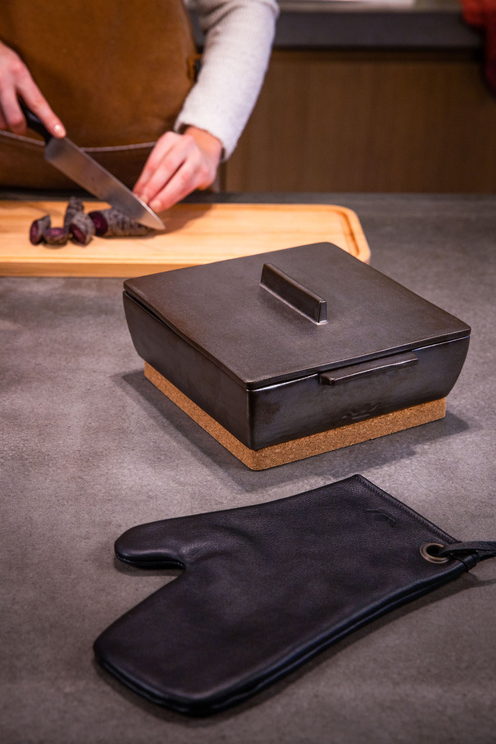 Dutchdeluxes - Oven mitt - (Full-grain) leather - Black - Suitable for barbecue - Incl. gift box