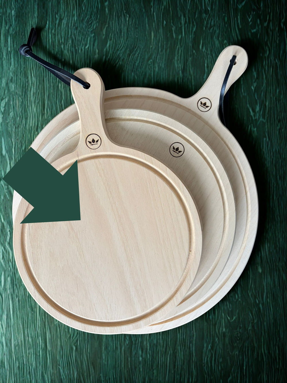 Dutchdeluxes Patagonia – Planche à découper et à servir en bois 100 % – Ronde petite – Avec poignée – Compatible lave-vaisselle Horeca