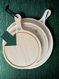 Dutchdeluxes Patagonia – Planche à découper et à servir en bois 100 % – Ronde petite – Avec poignée – Compatible lave-vaisselle Horeca