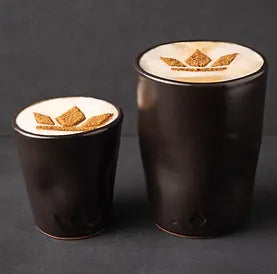 Tassen und Becher