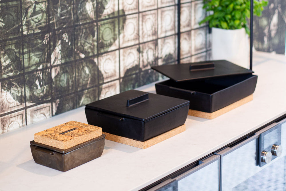 Dutchdeluxes - Handcrafted - Ceramic - Casserole with lid - Cork - 27x24x10 cm - Black